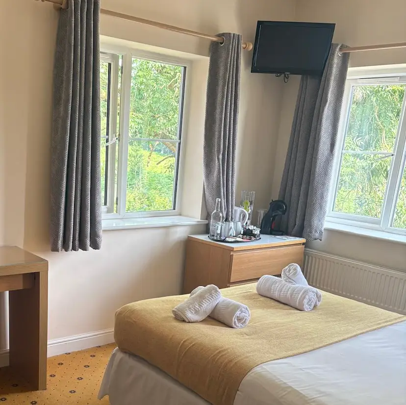 Room Accommodation to rent at the Ra